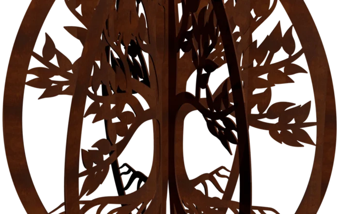Tree of Life sculptuur in cortenstaal, gefotografeerd onder een lichte hoek met warm patina